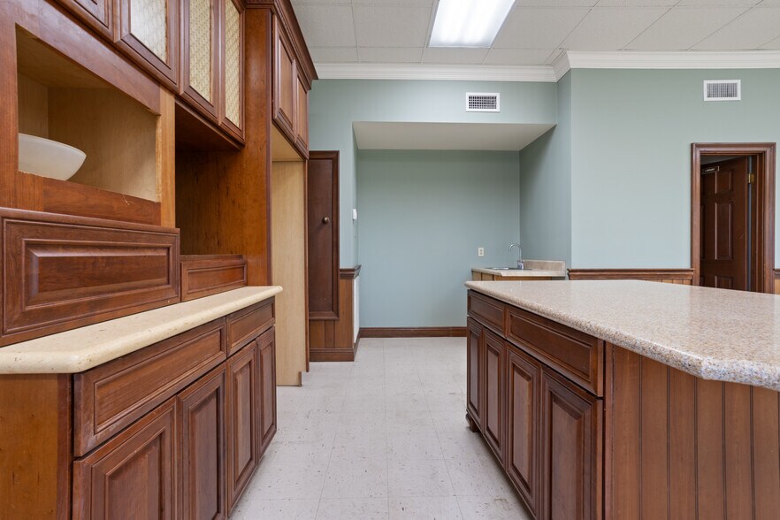 More Photos Of 282 Lameuse St, Biloxi Office For Sale