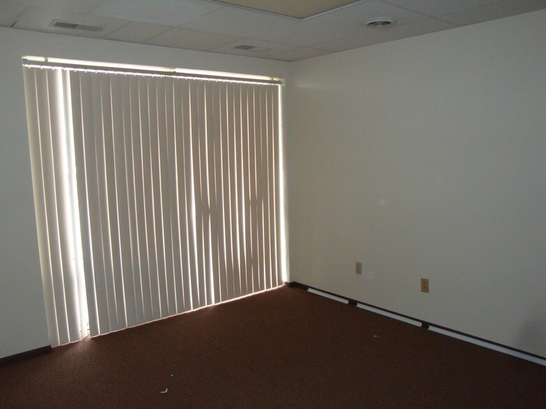 More Photos Of 8421 University Ave, Clive Office Residential For Lease