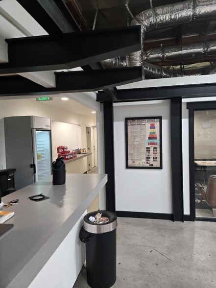 More Photos Of 210 W Palm Ave, Burbank Manufacturing For Lease