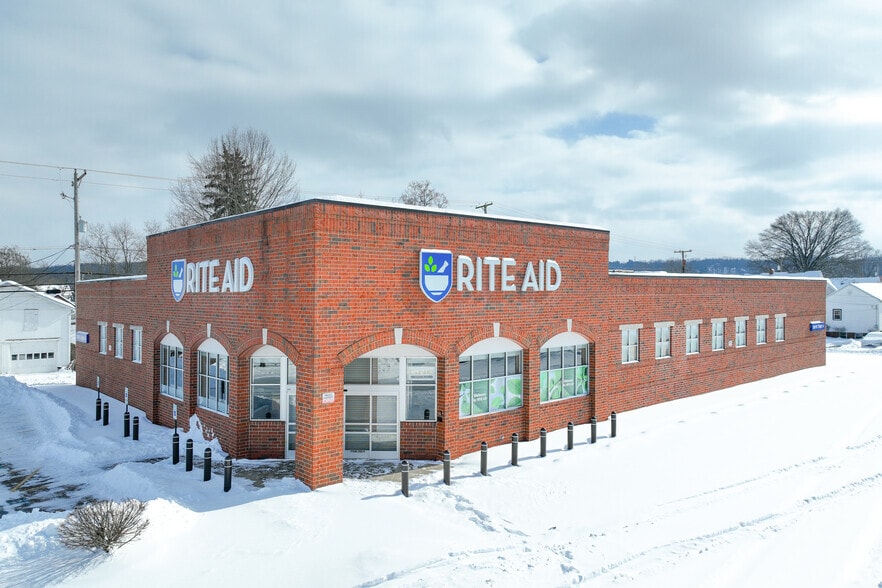 More Photos Of 735 N Water St, Uhrichsville Drugstore For Lease