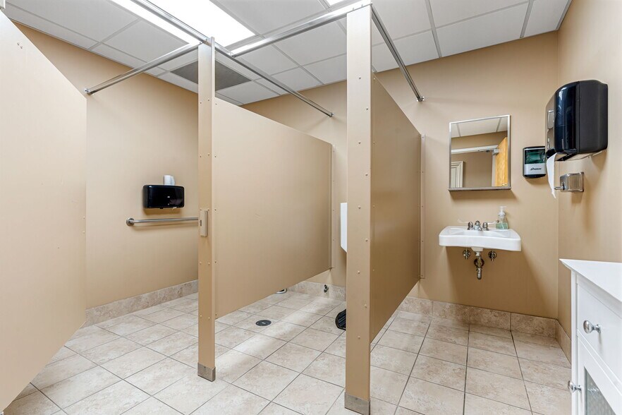 More Photos Of 222 Pearl St, New Albany Office Residential For Sale