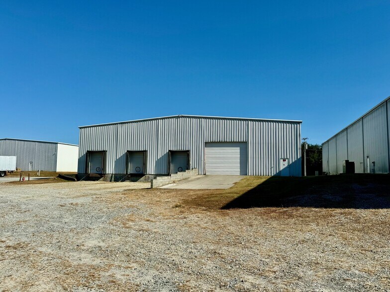 More Photos Of 1815 Baker Rd, High Point Warehouse For Lease