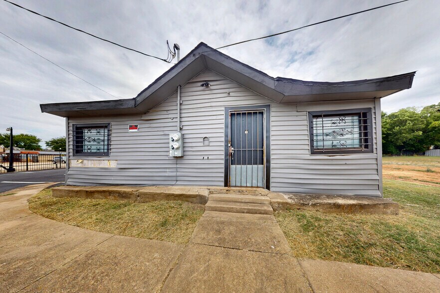 Primary Photo Of 3818 S Lancaster Rd, Dallas Showroom For Lease
