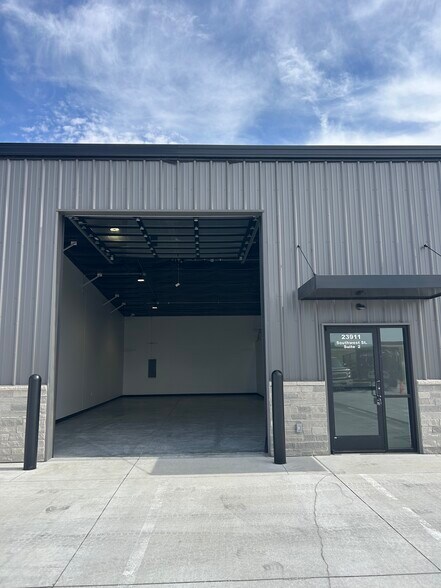 More Photos Of 23911 Southwest St, Waterloo Light Manufacturing For Lease