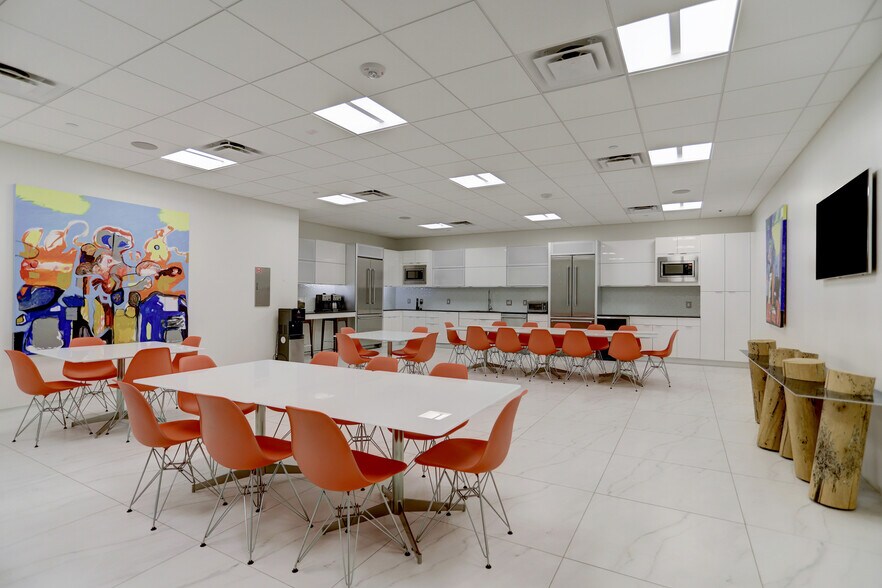 More Photos Of 3367 N Sam Houston Pky W, Houston Warehouse For Lease