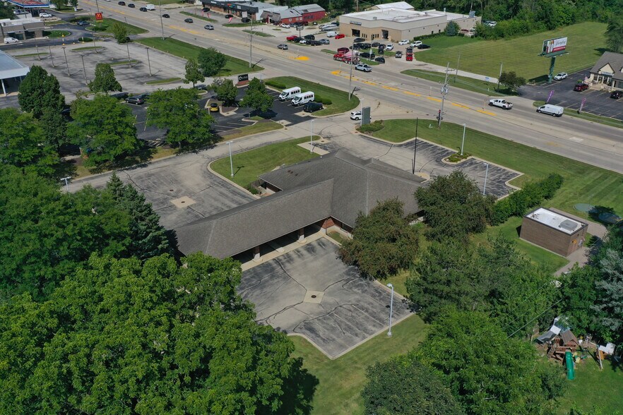 More Photos Of 170 N Il-31, Crystal Lake Bank For Lease
