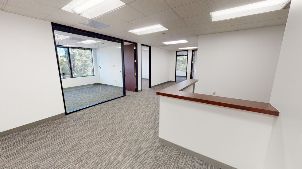 More Photos Of 21700 Oxnard St, Woodland Hills Office For Lease