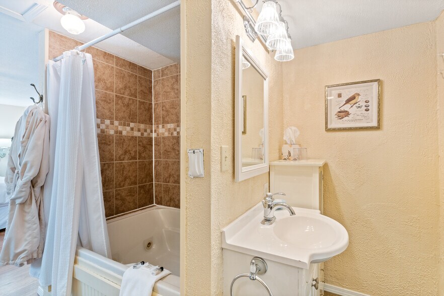 More Photos Of 5 Ojo St, Eureka Springs Hospitality For Sale