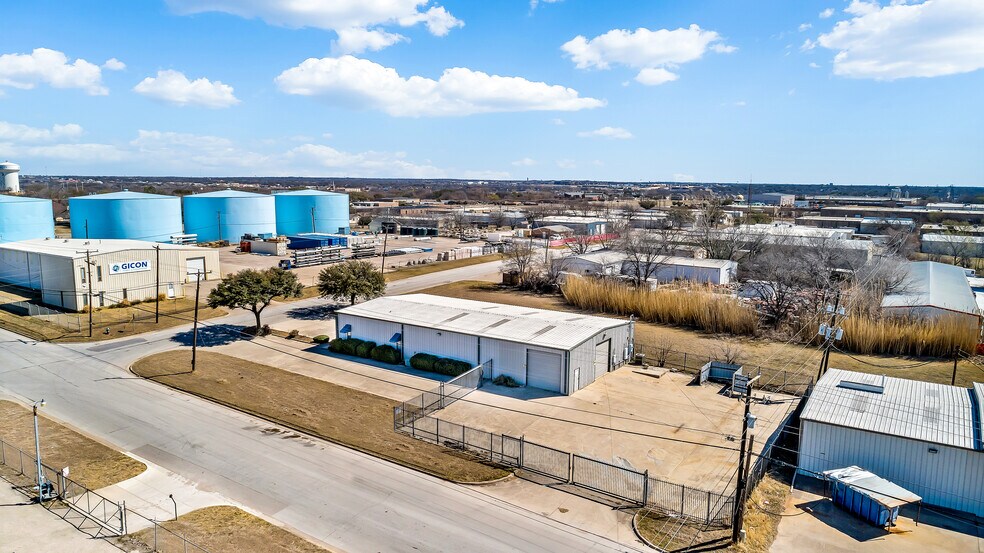 More Photos Of 4300 Garland Dr, Haltom City Warehouse For Lease
