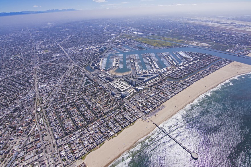 More Photos Of 20 Washington Blvd, Venice Restaurant For Lease