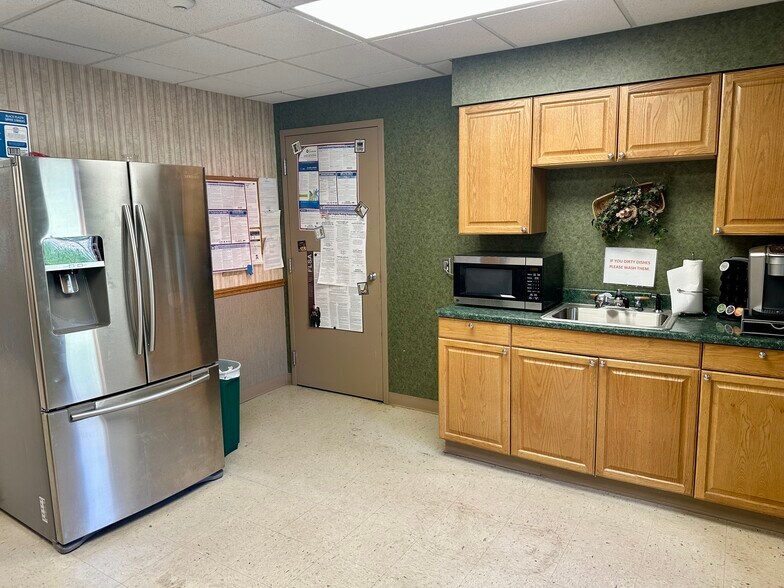 More Photos Of 1219 Pennsylvania Ave, Charleston Industrial For Sale