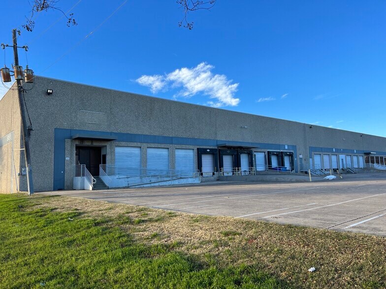 More Photos Of 5050 Investment Dr, Dallas Distribution For Lease