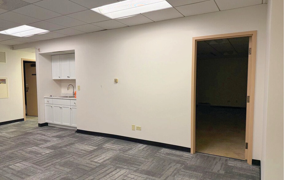 More Photos Of 320 W Diehl Rd, Naperville Bank For Lease