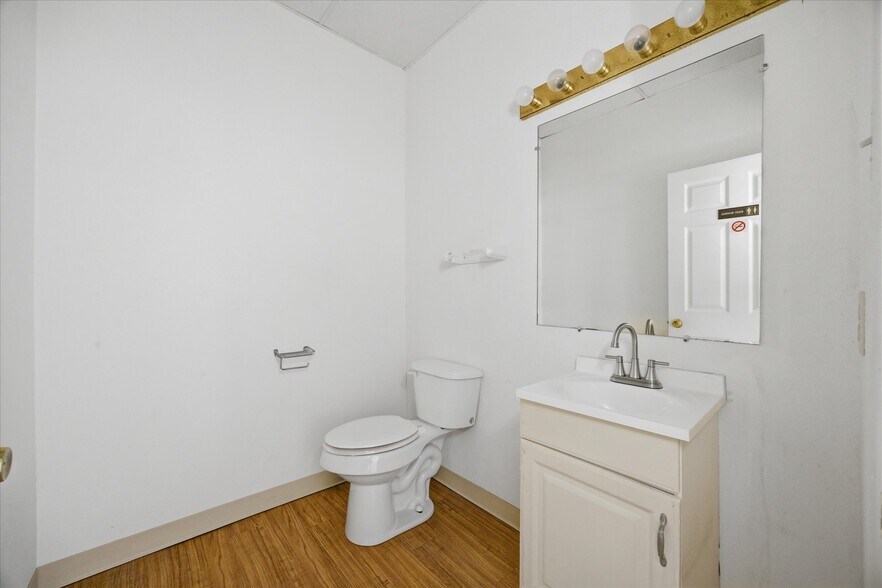 More Photos Of 2108 Monroe St, Commerce Showroom For Sale