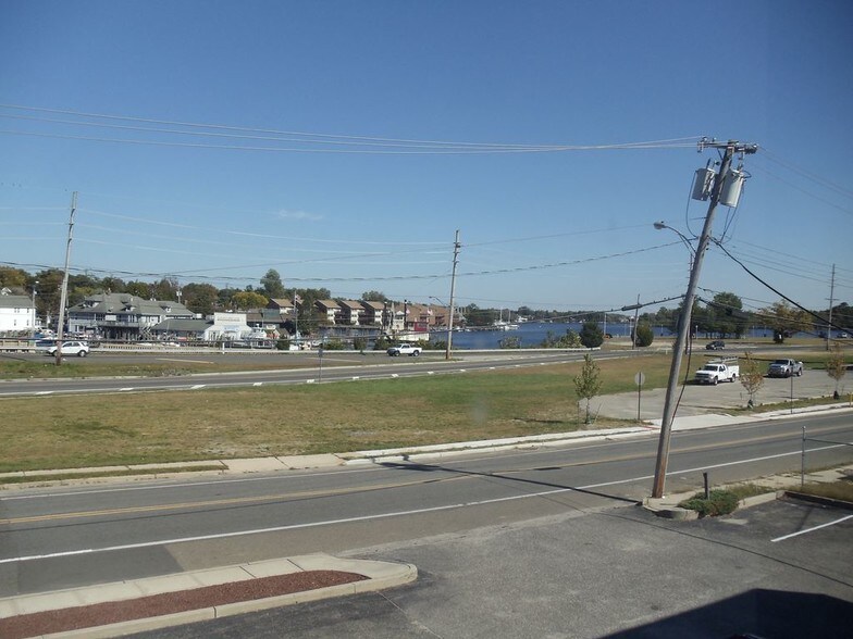 More Photos Of 9 Flint Rd, Toms River Showroom For Lease