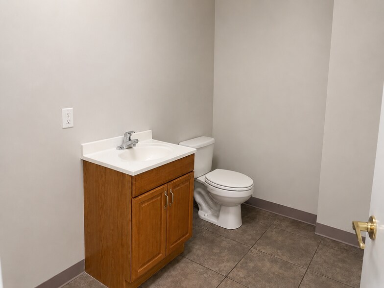 More Photos Of 10801 Brooklet Dr, Houston Warehouse For Lease
