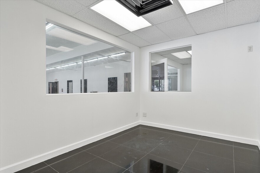 More Photos Of 1500 NW 36th St, Miami Storefront Retail Office For Lease