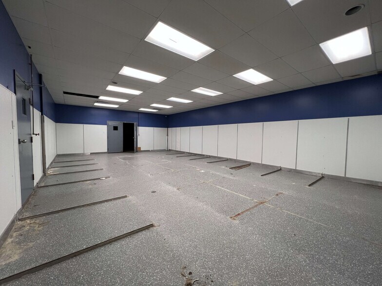 More Photos Of 7301 Boul Décarie, Montréal Warehouse For Lease