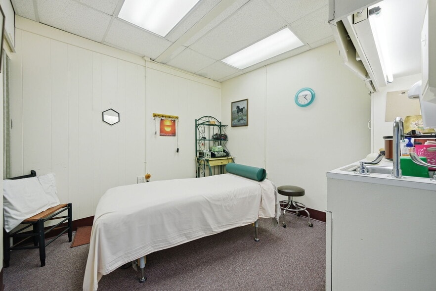 More Photos Of 1811 Bayshore Gardens Pky, Bradenton Medical For Sale