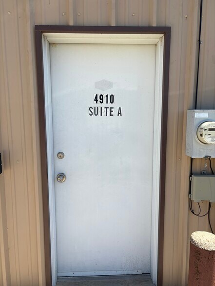 More Photos Of 4910 Roadrunner Rd, Fort Worth Showroom For Lease