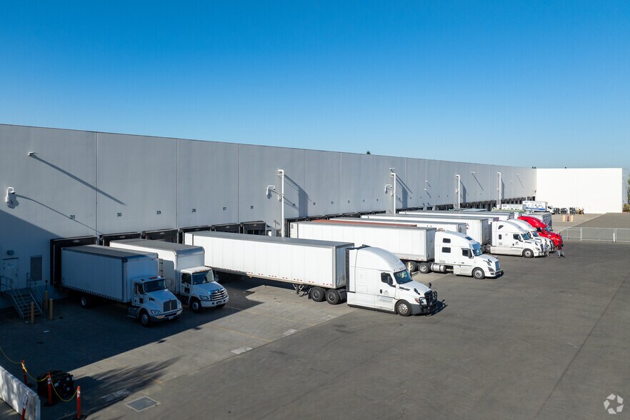 More Photos Of 22290 Hathaway Ave, Hayward Warehouse For Lease