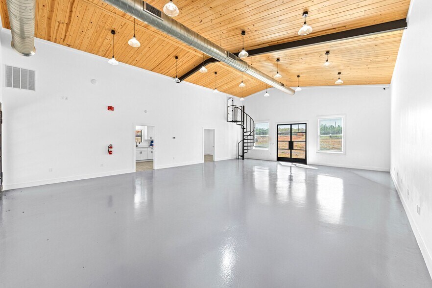 More Photos Of 13747 US Highway 87 S, Adkins Flex For Lease