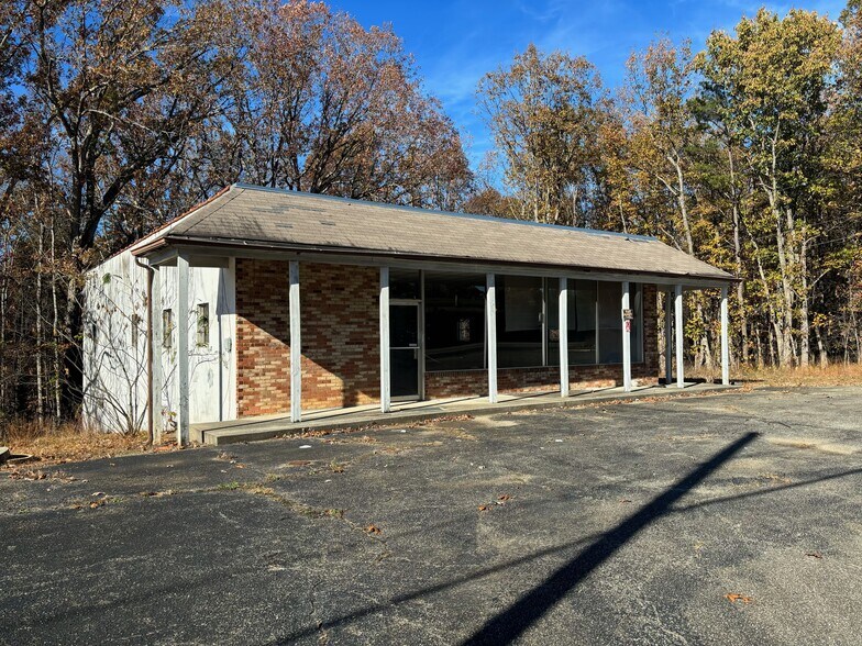 More Photos Of 2527 Main St, Hurt Flex For Sale