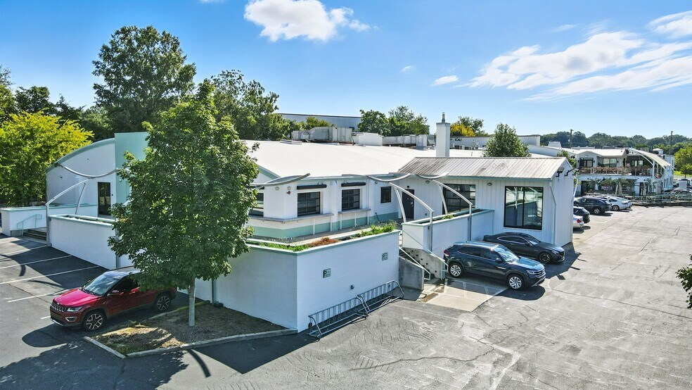 More Photos Of 933 Louise Ave, Charlotte Storefront For Lease