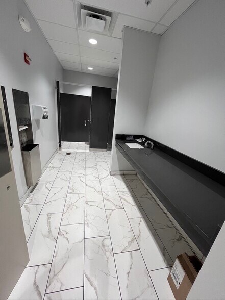 More Photos Of 425 Quadrangle Dr, Bolingbrook Office For Lease