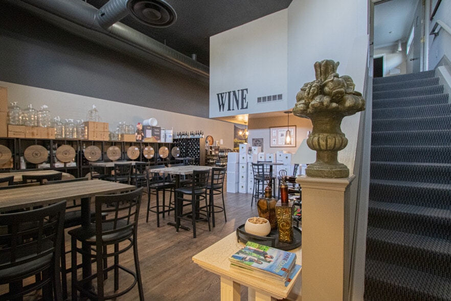 More Photos Of 104 Macomb Pl, Mount Clemens Restaurant For Sale