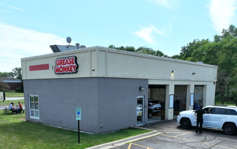 More Photos Of 835 E Geneva Rd, Carol Stream Freestanding For Sale