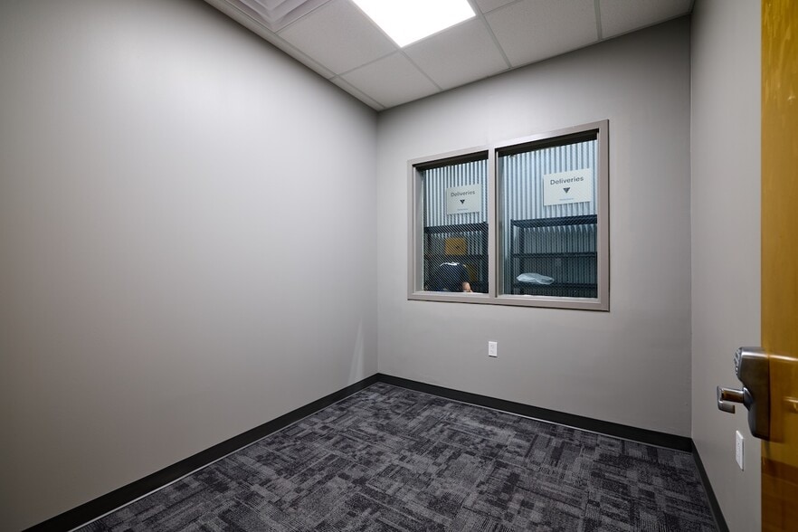 More Photos Of 1255 La Quinta Dr, Orlando Warehouse For Lease