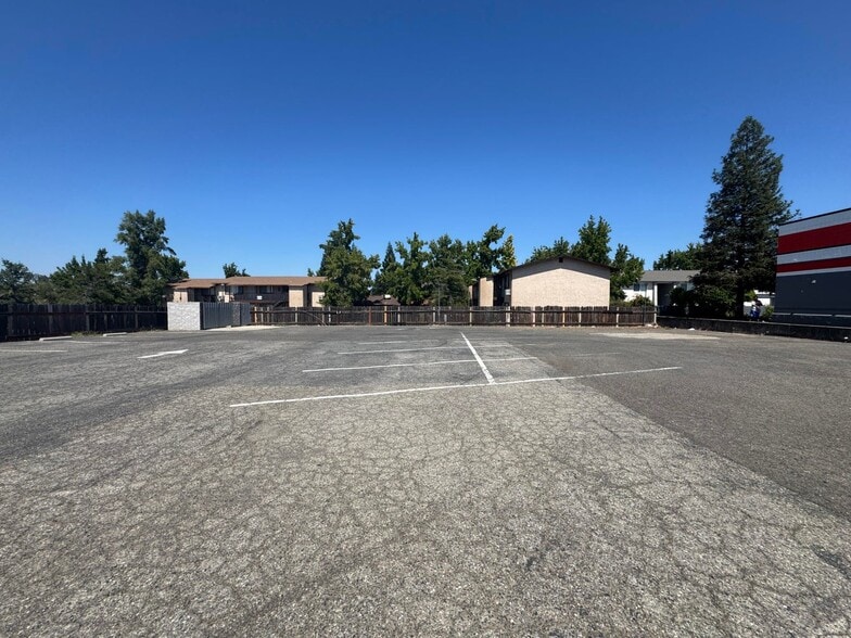More Photos Of 329 Lake Blvd, Redding Bar For Lease