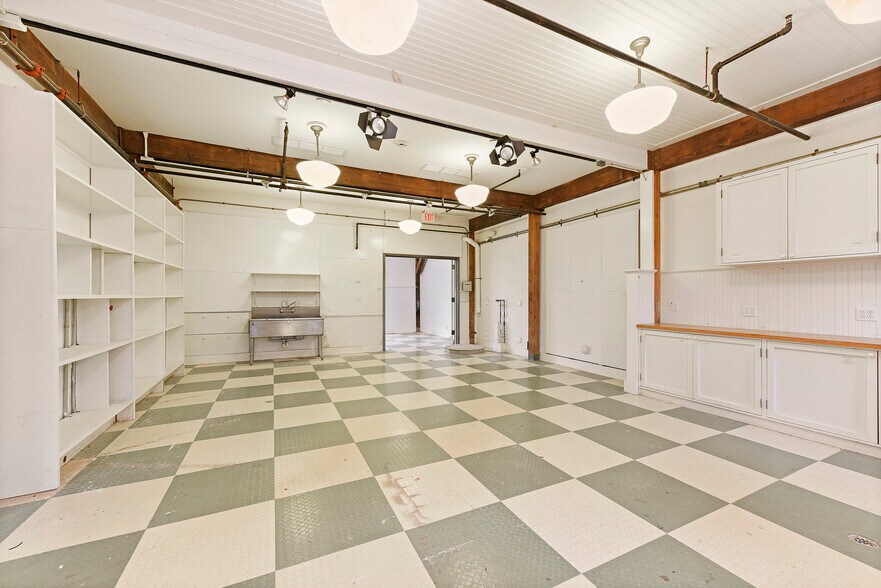 More Photos Of 11 Indian Wells Hwy, Amagansett General Retail For Lease