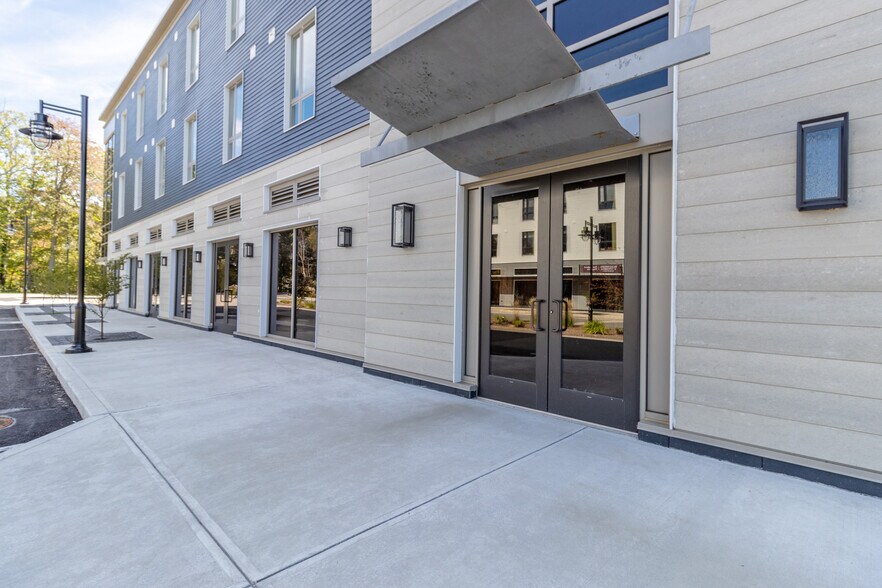 More Photos Of 11 Edgewater Cir, East Hampton Office For Lease