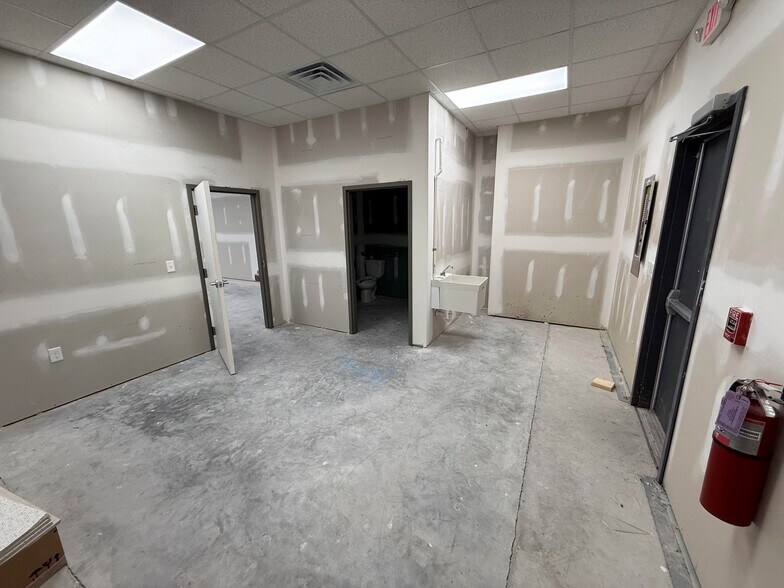 More Photos Of 515 S Dupont Hwy, Dover Storefront For Lease