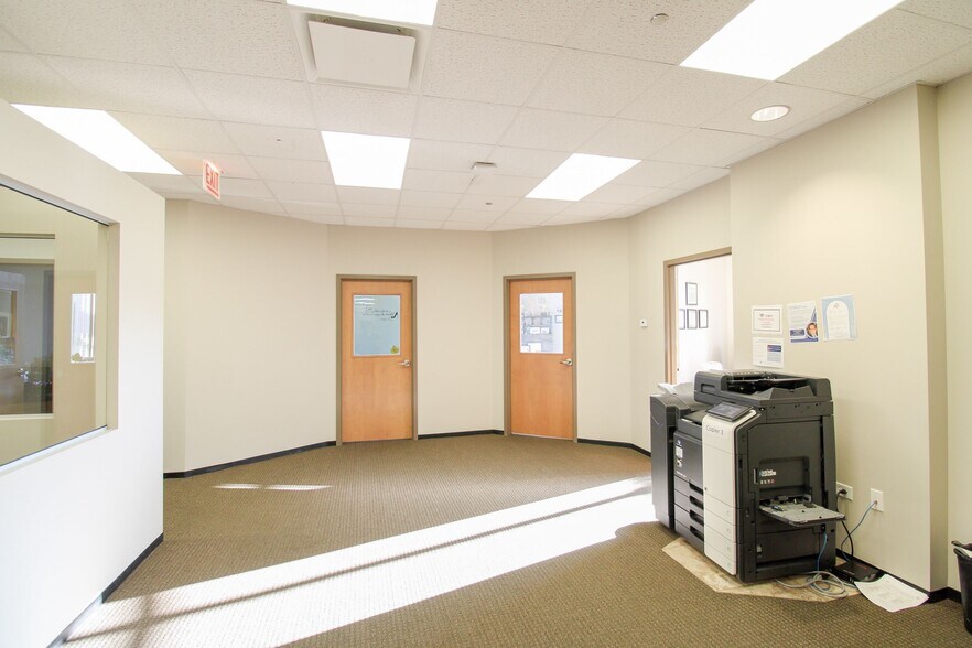 More Photos Of 6400 N Northwest Hwy, Chicago Apartments For Lease