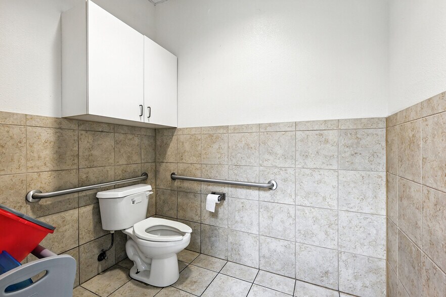 More Photos Of 1700 Cedar Run, Ennis Daycare Center For Sale