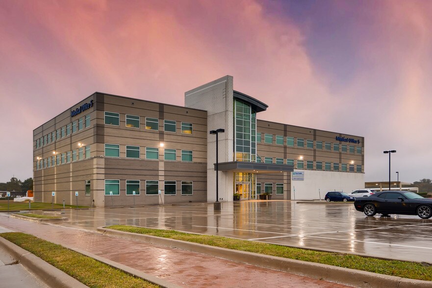 More Photos Of 12001 South Fwy, Burleson Medical For Lease