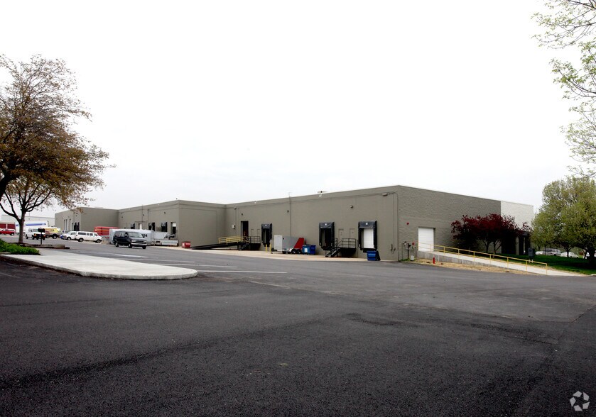 More Photos Of 7998 Georgetown Rd, Indianapolis Flex For Lease