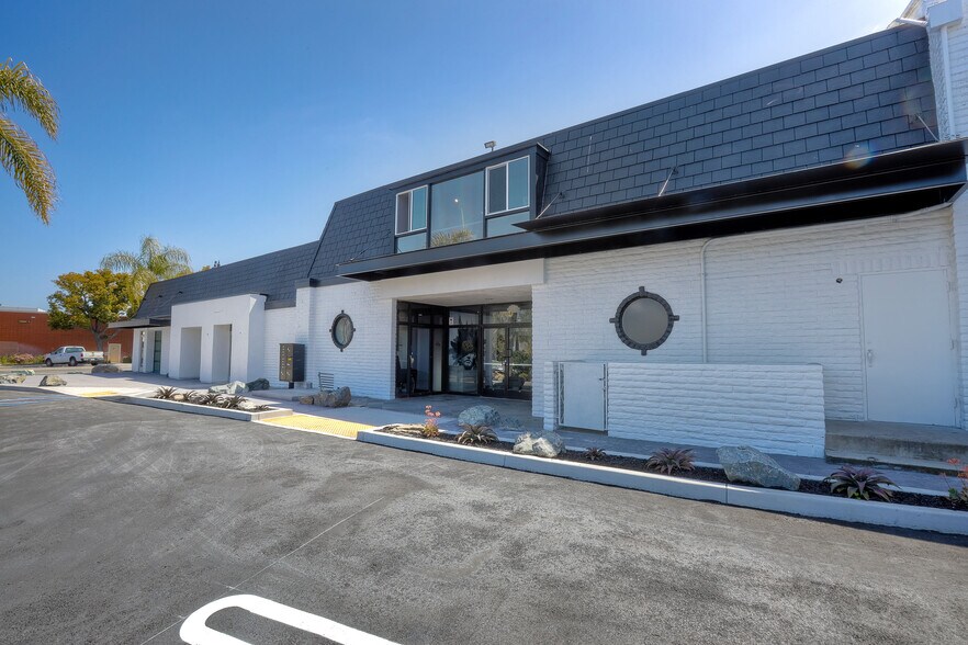 More Photos Of 249 S Indiana Ave, Vista Bank For Lease