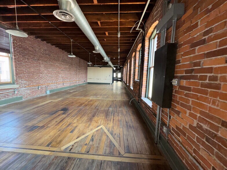More Photos Of 390 S Main St, Memphis Office For Sale
