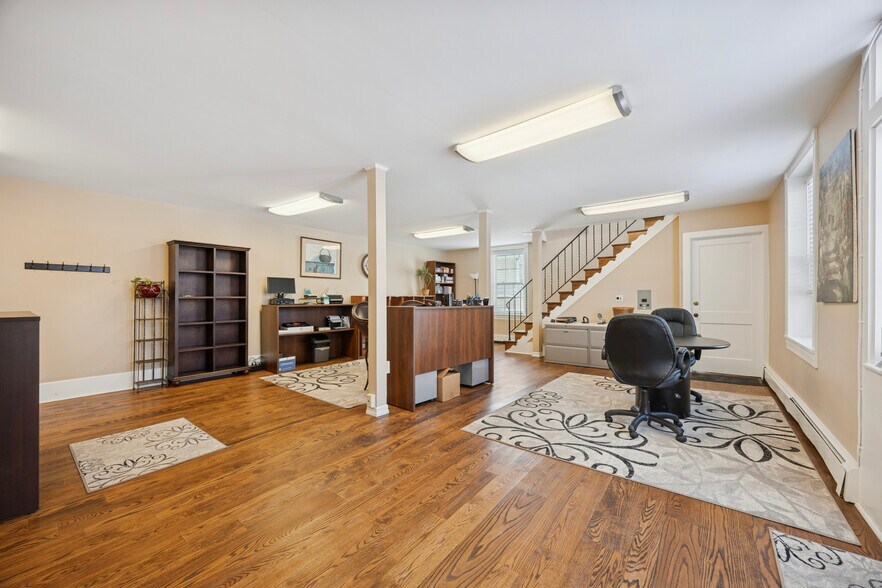 More Photos Of 46 Hilltown Pike, Line Lexington Office For Sale