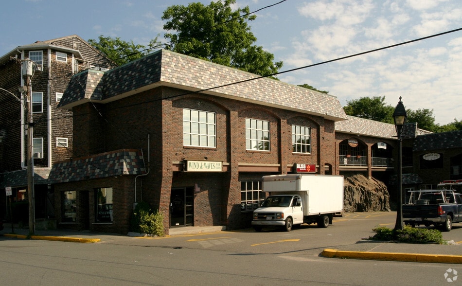 More Photos Of 165 Pleasant St, Marblehead Freestanding For Lease