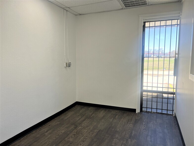 More Photos Of 801 Secretary Dr, Arlington Warehouse For Lease