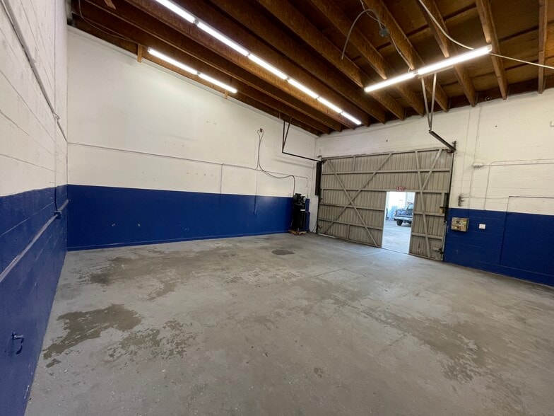 More Photos Of 10702 Magnolia Blvd, North Hollywood Auto Repair For Lease