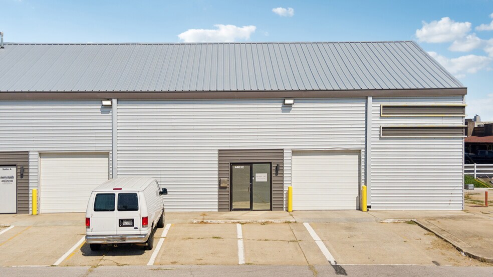 More Photos Of 4403-4411 SW 3rd St, Oklahoma City Showroom For Lease