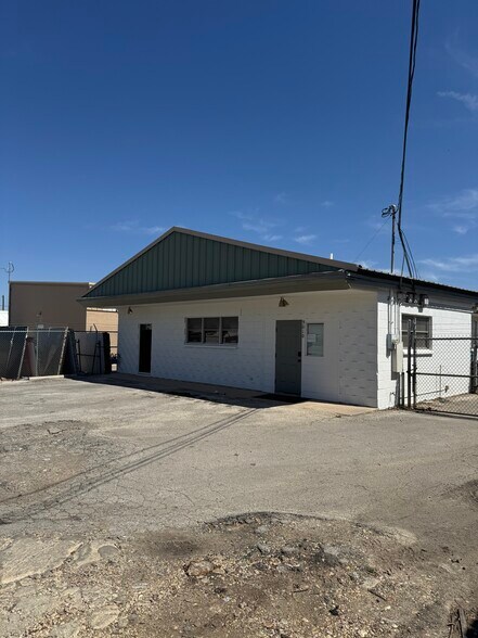 More Photos Of 9010 Aero St, San Antonio Light Manufacturing For Sale