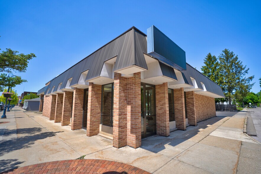 More Photos Of 319 E Broadway St, Mount Pleasant Bank For Sale