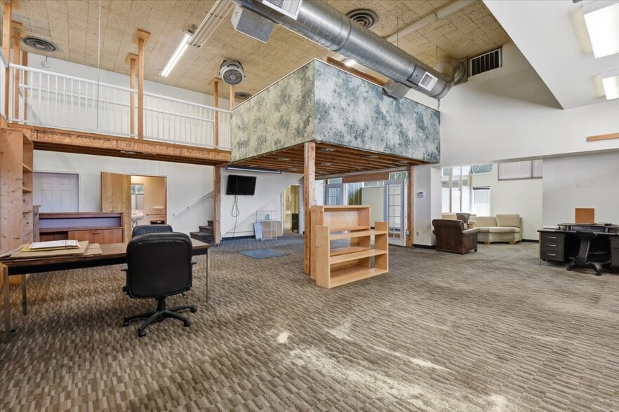 More Photos Of 10310 Aurora Ave N, Seattle Warehouse For Sale